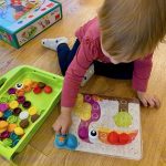 Dlaczego warto postawić na rozwojowe zabawki dla dziecka?