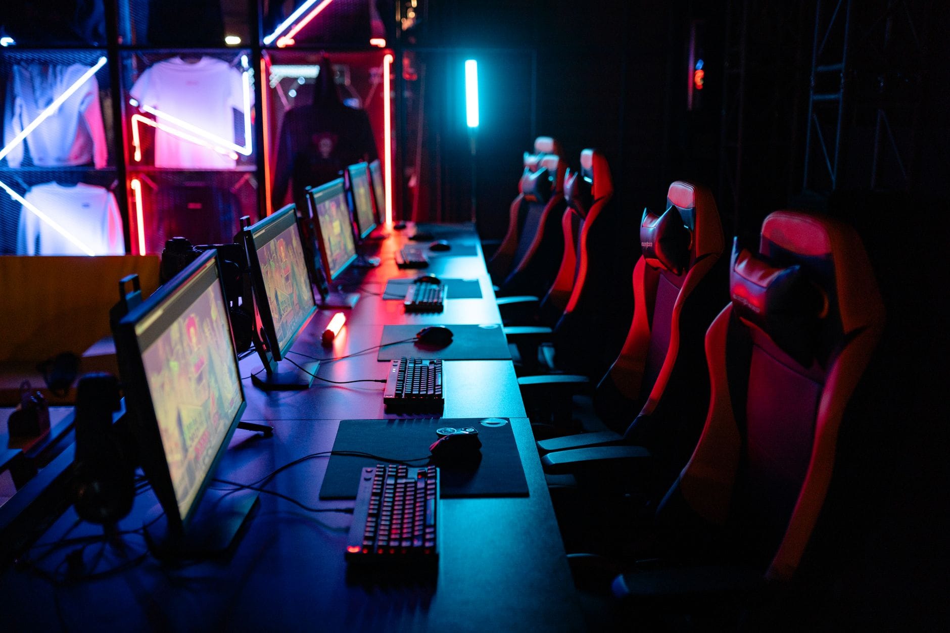 Nowoczesne stanowiska PC z podświetleniem RGB w gaming house dla pro graczy