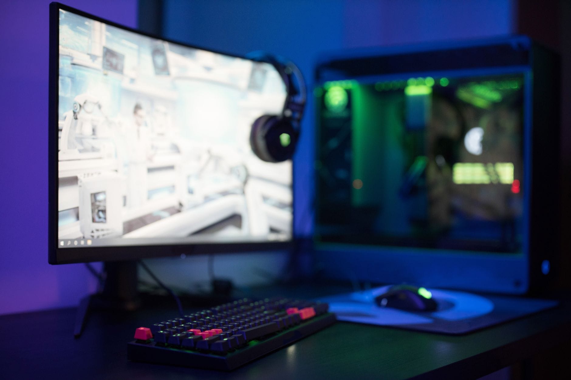 Nowoczesne stanowisko gamingowe z zakrzywionym monitorem i klawiaturą RGB