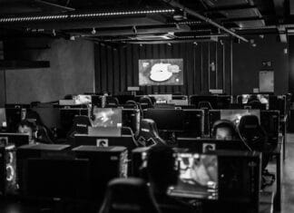 Najważniejsze polskie LAN-y, które zbudowały scenę e-sportową nad Wisłą Czarno-białe studio e-sportowe z graczami przy komputerach