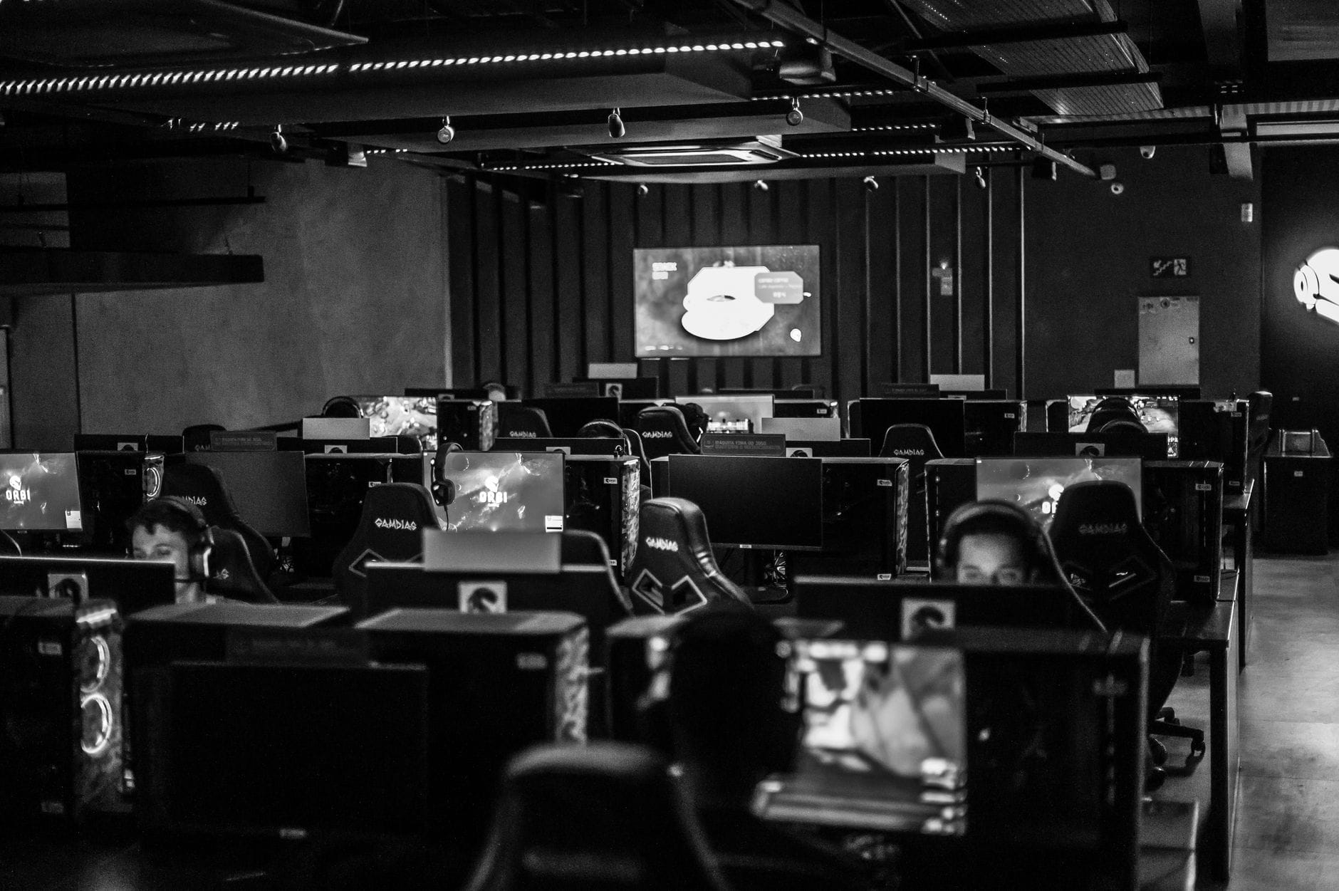 Czarno-białe ujęcie graczy e-sportowych w studiu gamingowym