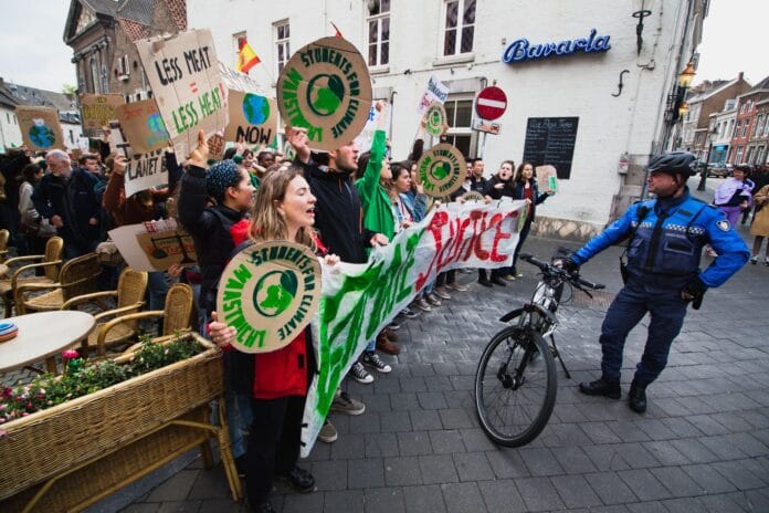 Młodzi ludzie na demonstracji klimatycznej z transparentami Młodzi ludzie na demonstracji klimatycznej z transparentami
