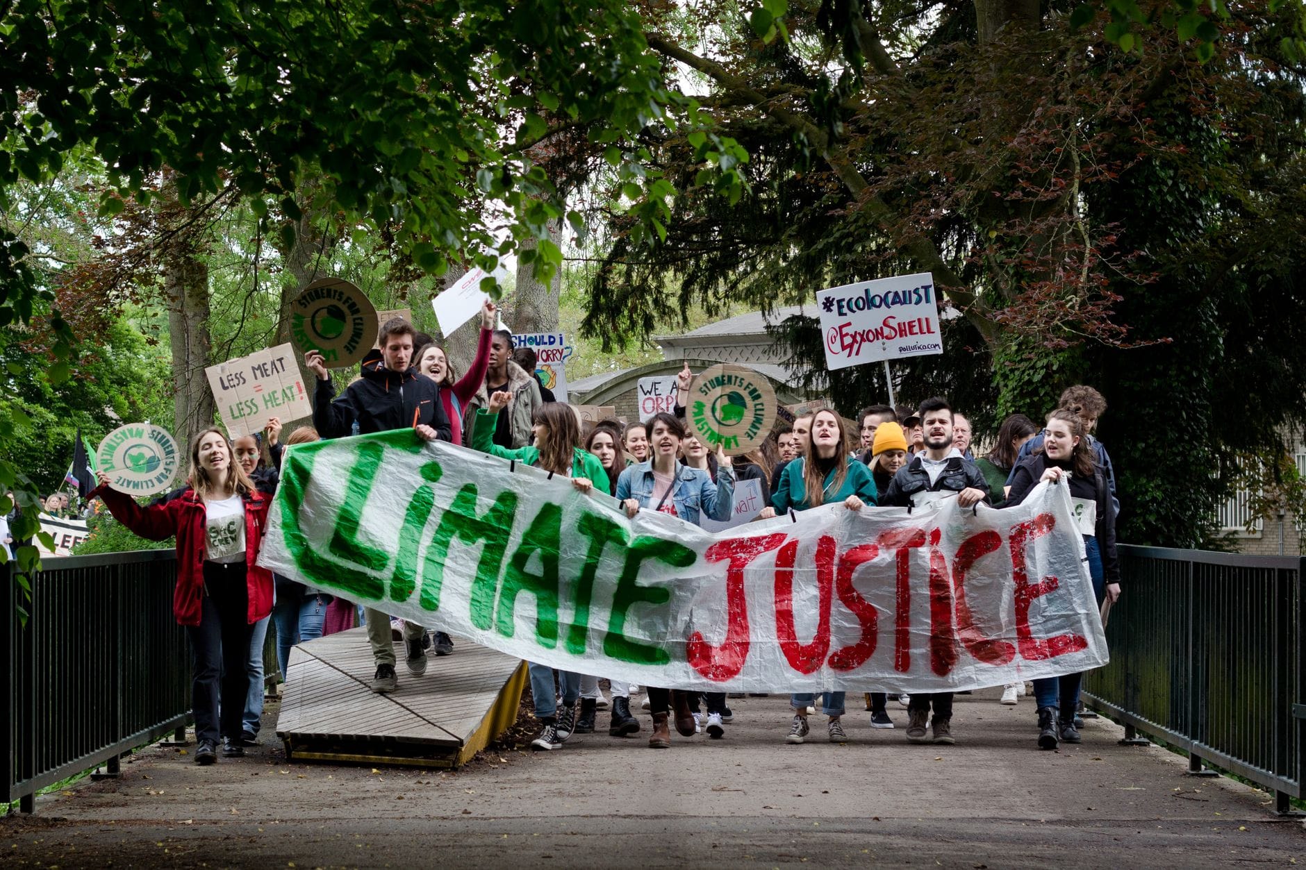 Młodzieżowy marsz dla klimatu z transparentami w Maastricht