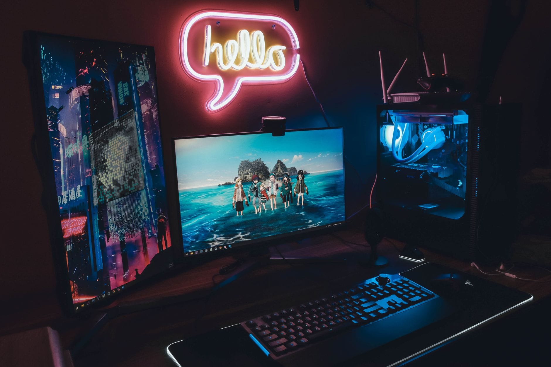 Gamingowe stanowisko z dwoma monitorami, neonowym napisem hello i PC RGB